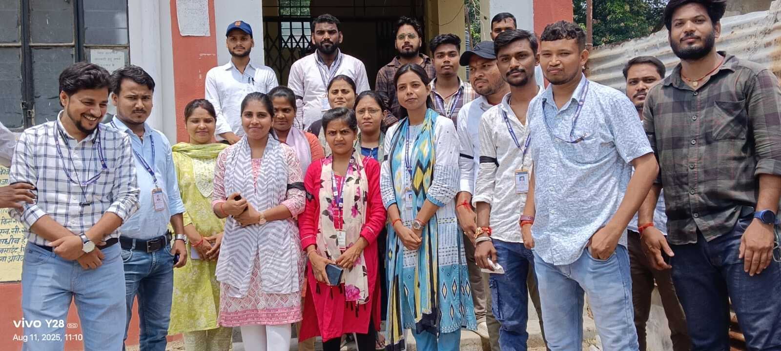 kaimur News : विशेष संविदा सर्वेक्षण कर्मियों ने काली पट्टी बांधकर किया कार्य