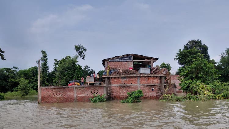 एक लाख से अधिक की आबादी बाढ़ से प्रभावित, एसडीओ ने लिया जायजा