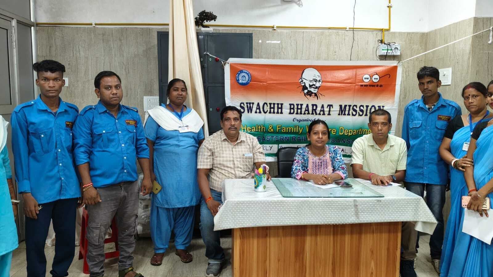 स्वच्छता को लेकर स्टेशन परिसर में चलाया अभियान