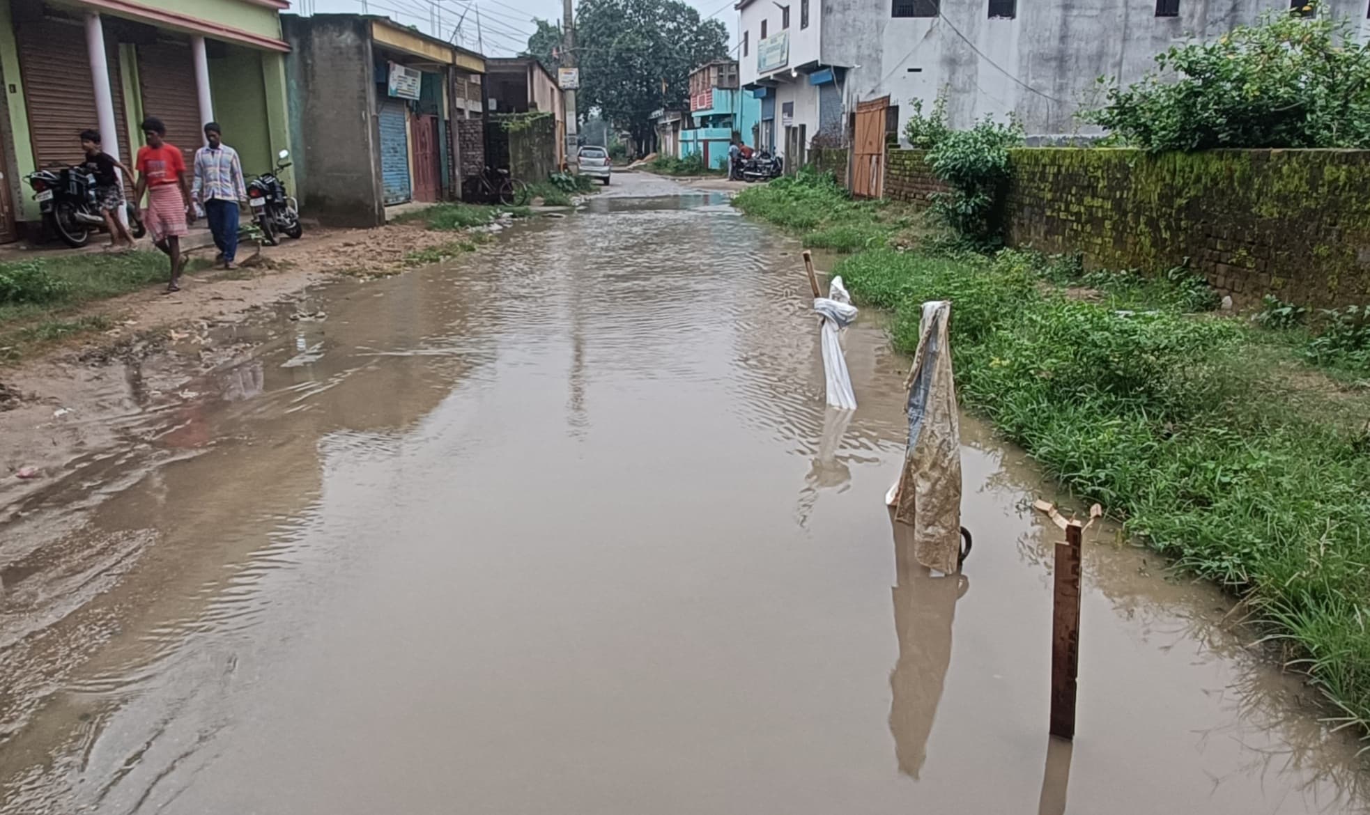 Bokaro News : नाली निर्माण के लिए चार माह पहले खोदा गया गड्ढा, अब तक कार्य अधूरा