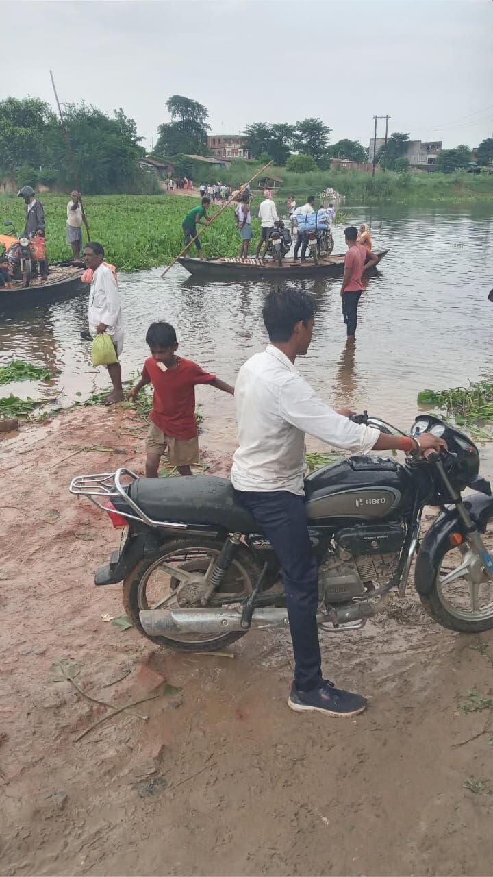 Darbhanga News: सोहरबाघाट डायवर्सन पर चढ़ा कमला नदी का पानी, दर्जनों गांवों का प्रखंड से सड़क संपर्क भंग