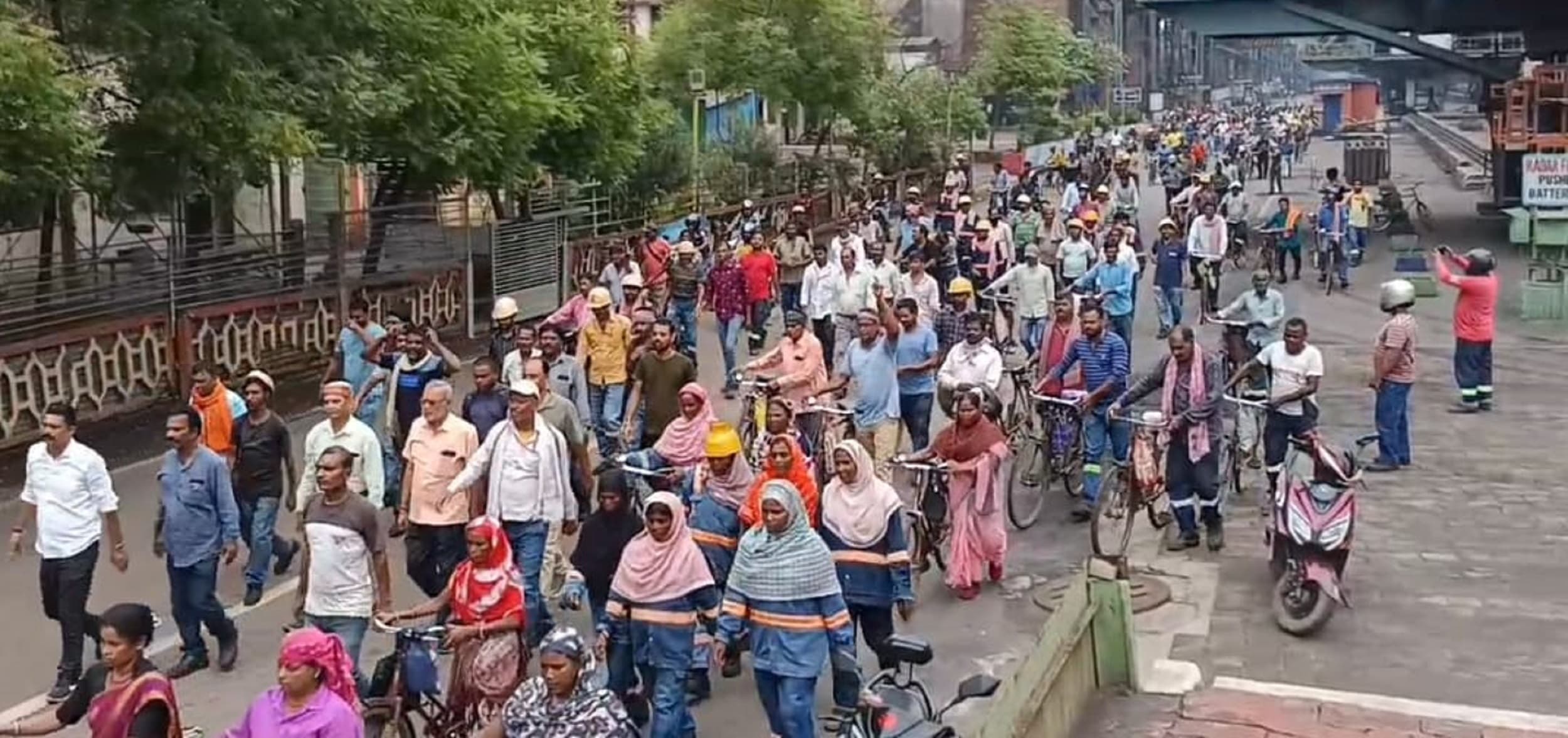 Bokaro News : कोक-ओवन के ठेका मजदूरों ने किया आक्रोश प्रदर्शन