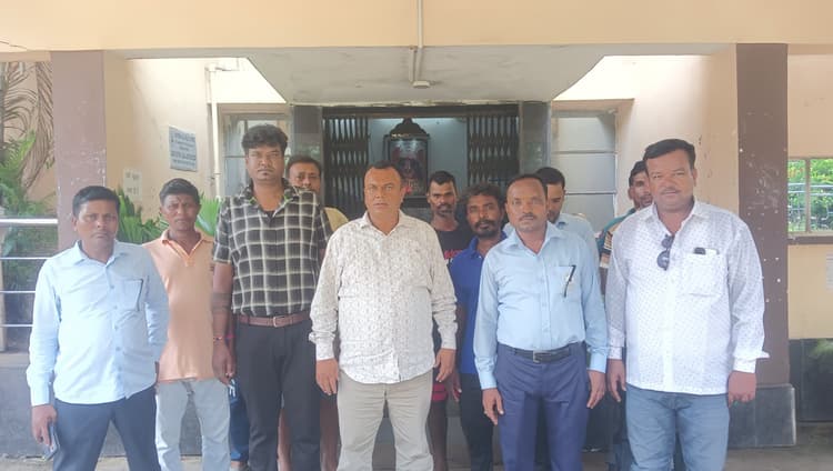 Dhanbad News : बिजली संकट से परेशान लोगों ने इंजीनियर कार्यालय में जड़ा ताला