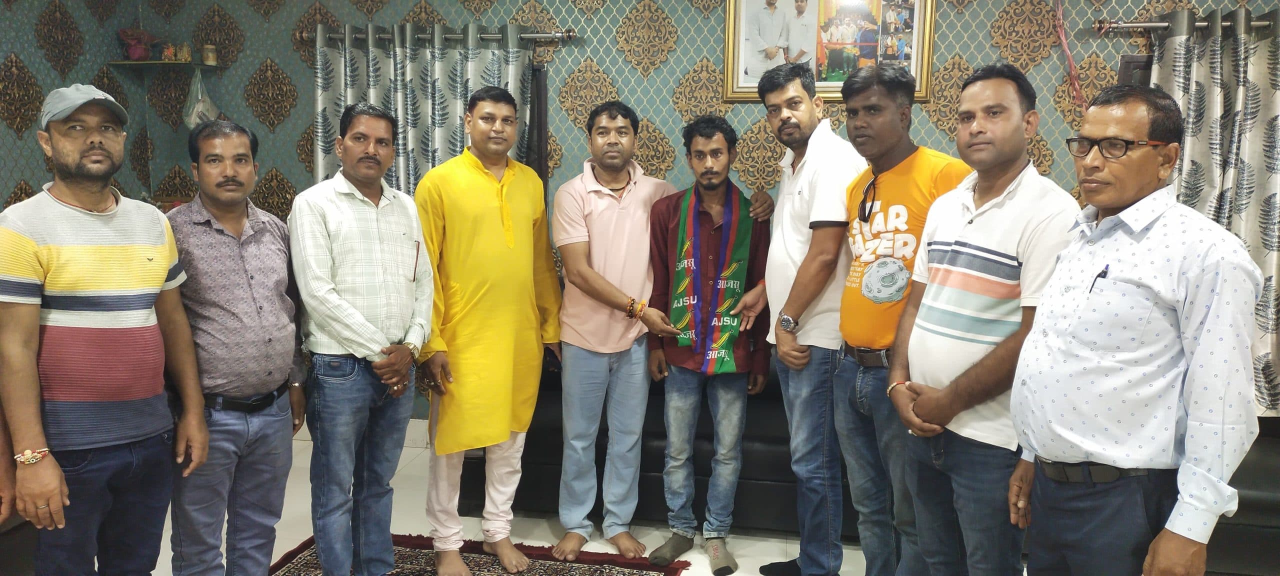 Bokaro News : कई युवकों ने थामा आजसू पार्टी का दामन