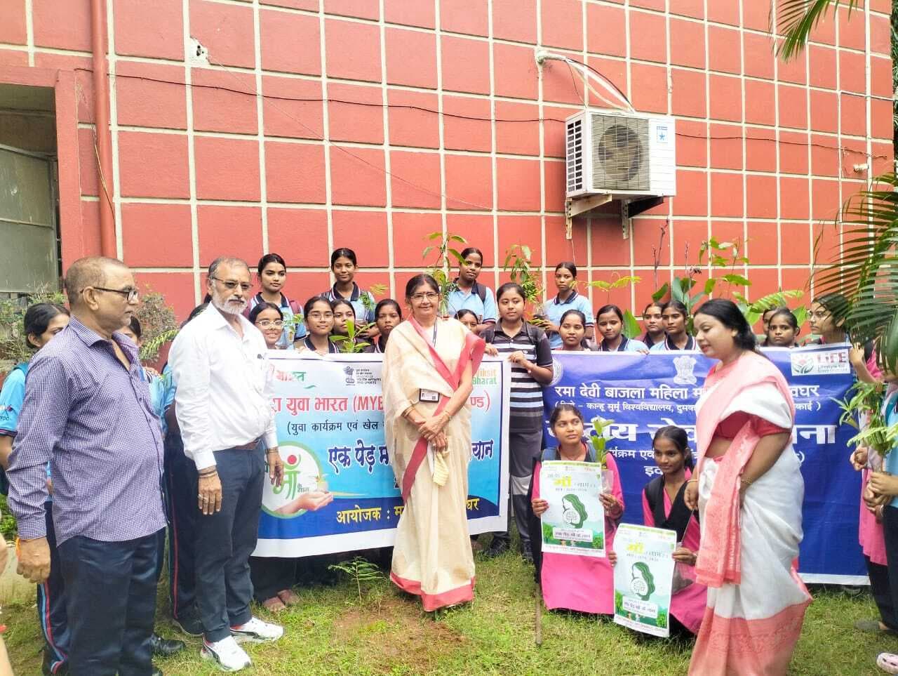 Deoghar news : बाजला महिला कॉलेज में एक पेड़ मां के नाम कार्यक्रम, किया पौधरोपण