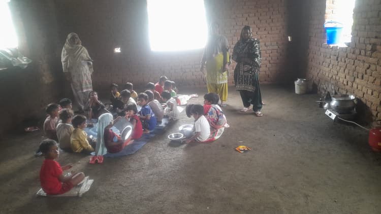 Giridih News: जर्जर भवन में चल रहा है आंगनबाड़ी केंद्र डुमरडीहा