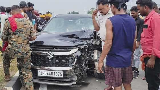 पथरगामा में बाइक और कार की भीषण टक्कर में युवक की मौत