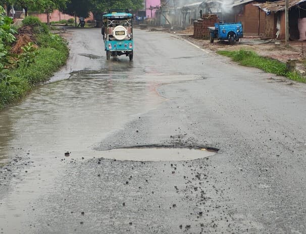 सापिन नदी पुल पर गड्ढा बना हादसों का कारण