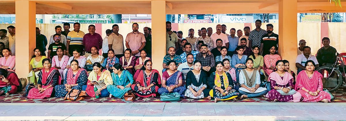 Rourkela News: राजस्व अमला संघ ने कैडर पुनर्गठन समेत 10 सूत्री मांगों को लेकर किया प्रदर्शन, कामकाज ठप