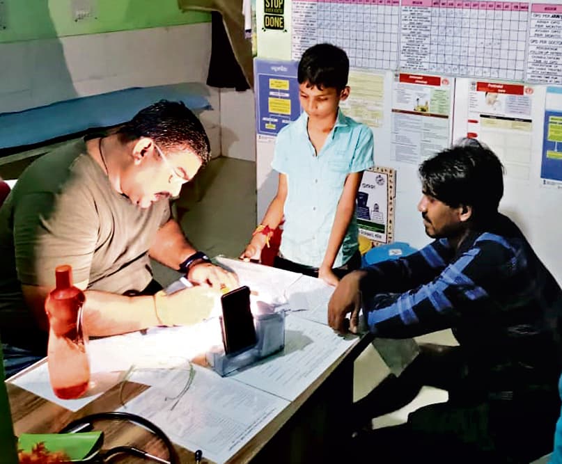 Rourkela News: मोबाइल और टॉर्च की रोशनी में हुआ मरीजों का इलाज