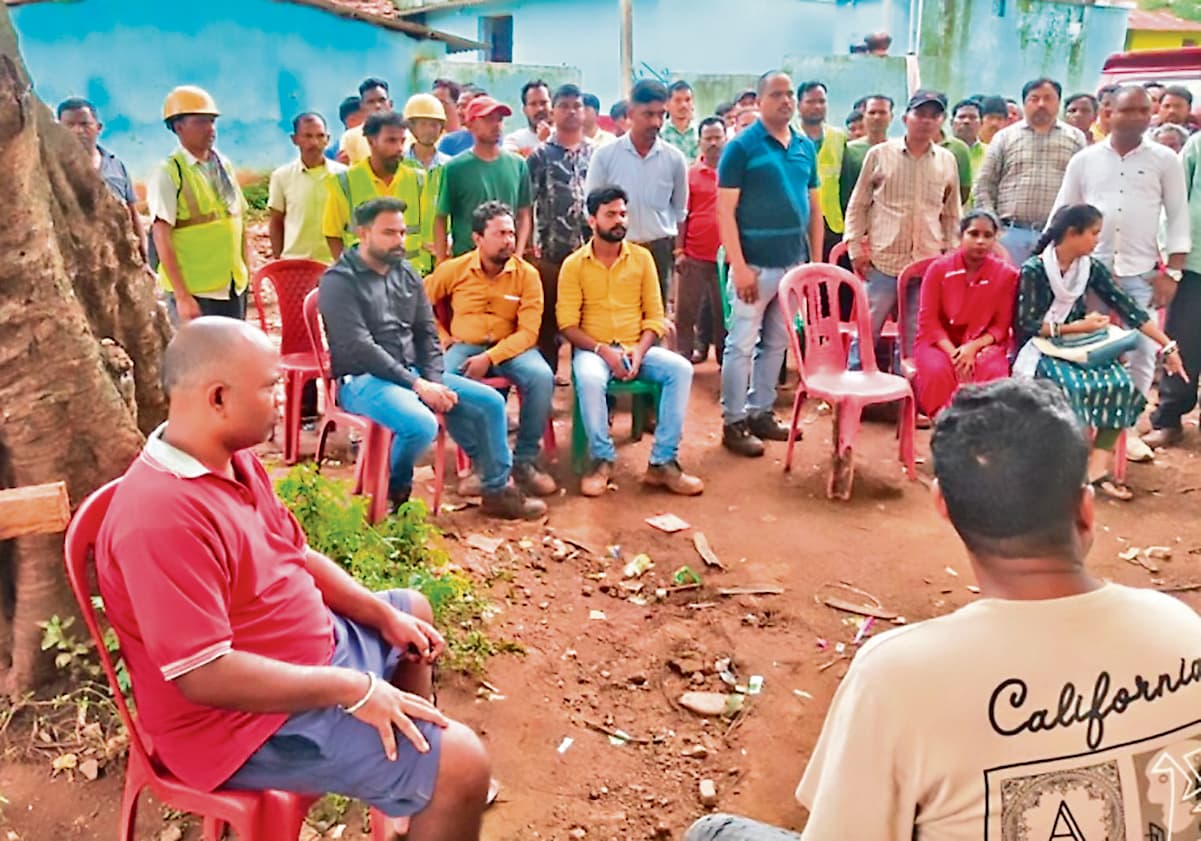 Chaibasa News : दूसरे ठेकेदार के अधीन काम करने वाले मजदूरों को ड्यूटी जाने से रोका, आक्रोश