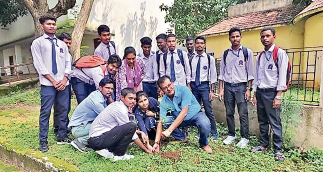 Chaibasa News : पेड़-पौधे जीवन का आधार, संरक्षण जरूरी