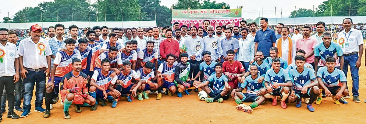 Seraikela Kharsawan News : हेंब्रम एफसी को हरा गोपीडीह ने जीता खिताब, खिलाड़ी पुरस्कृत