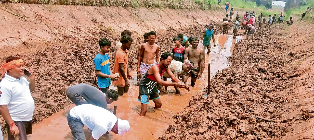Chaibasa News : किसानों ने श्रमदान कर नहर की सफाई की