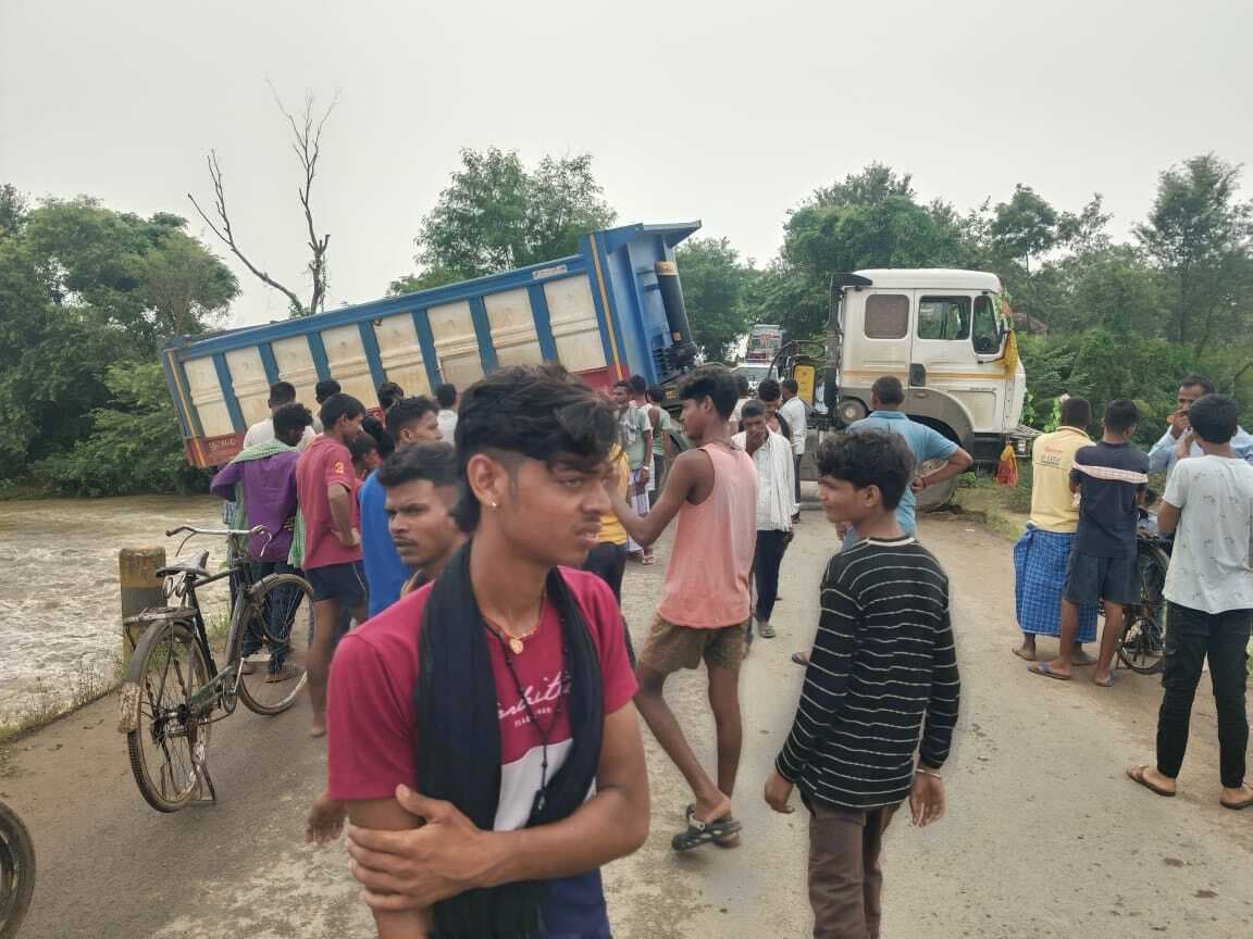 महानय नदी में फंसा ट्रक, घंटो लगा रहा जाम