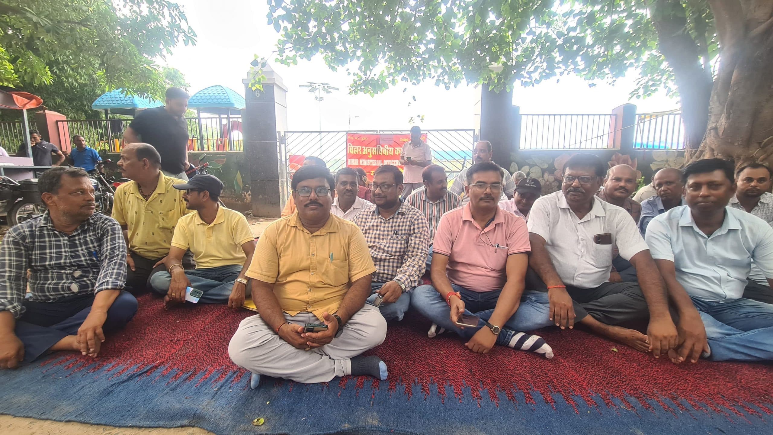 10 सूत्री मांगों को लेकर अनिश्चितकालीन हड़ताल पर कर्मी