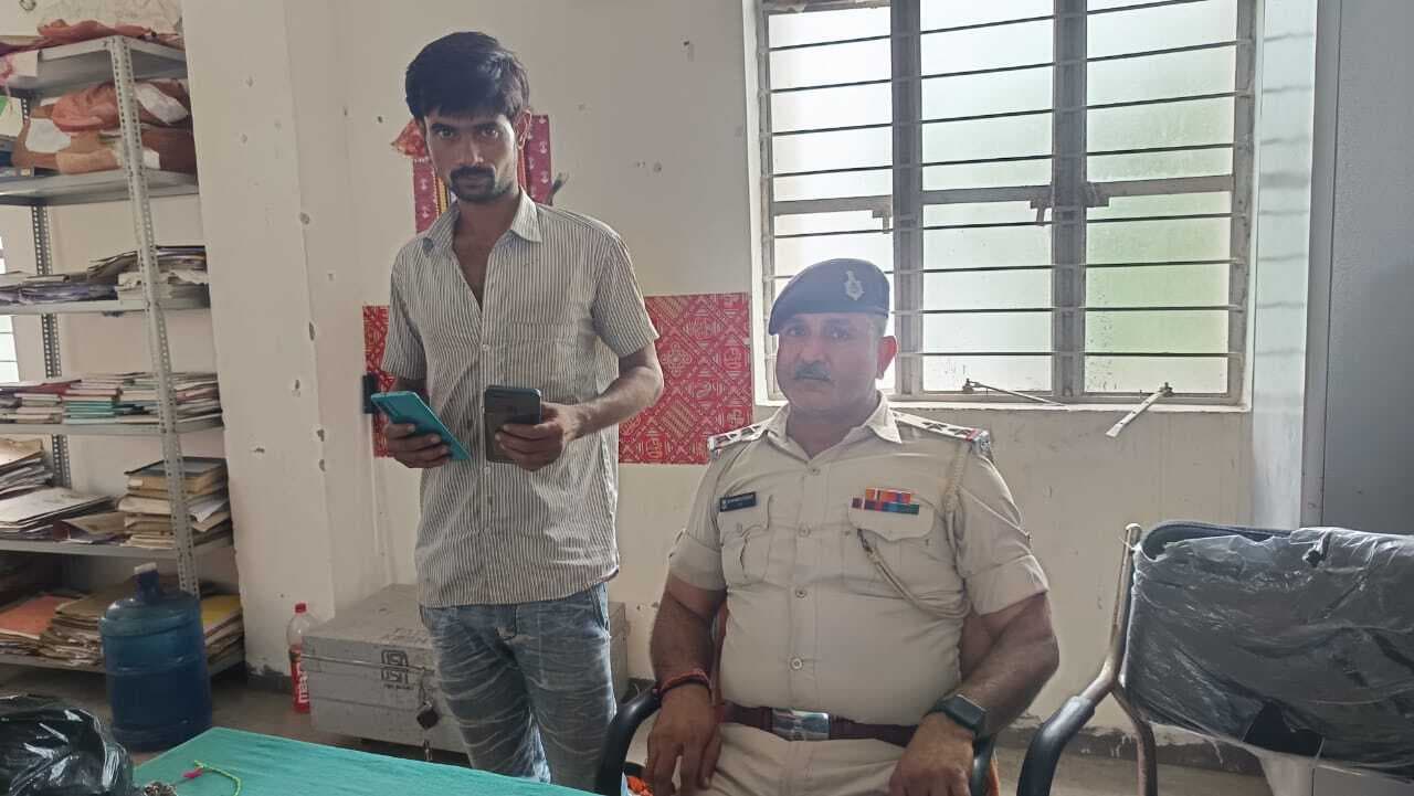 बड़हिया स्टेशन से चोरी की दो मोबाइल के साथ युवक गिरफ्तार