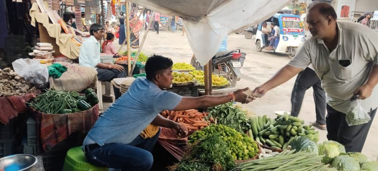 Bhagalpur news आपूर्ति कम होने से हरी सब्जियों के दाम तीन गुना बढ़े