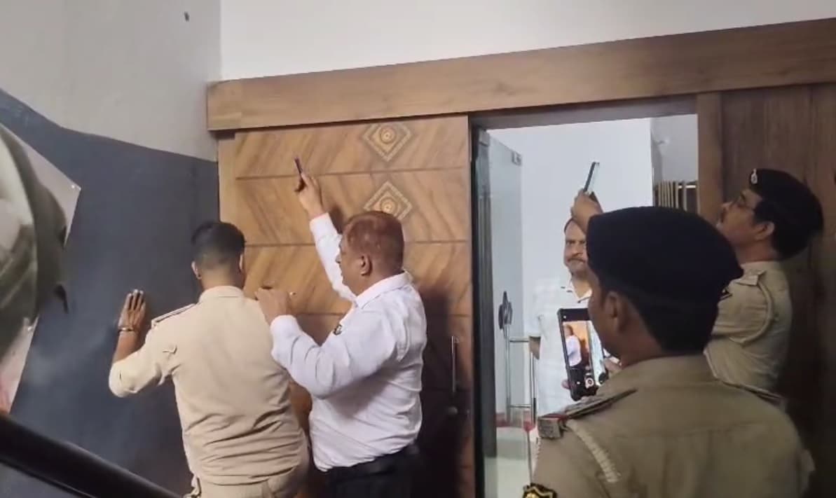 Patna News : ज्वेलर्स के स्टाफ की बहादुरी से 18.50 लाख रुपये लुटने से बच गये, पिस्टल छोड़ भागा अपराधी