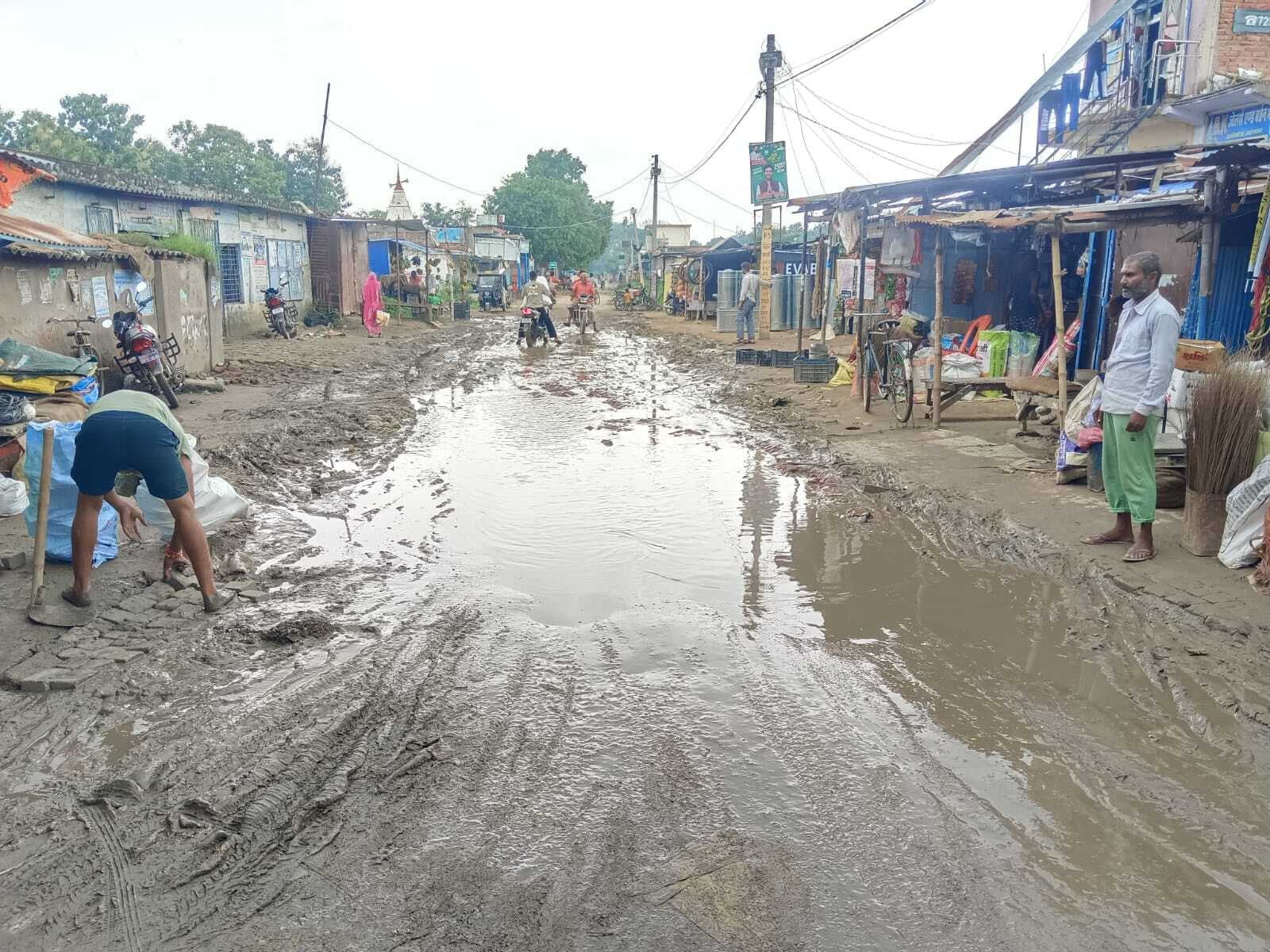 जर्जर सड़क पर सांखे बाजार से जिला मुख्यालय जाना हुआ दूभर