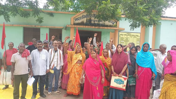 मनरेगा मजदूरों ने बकाया मजदूरी को लेकर किया धरना प्रदर्शन