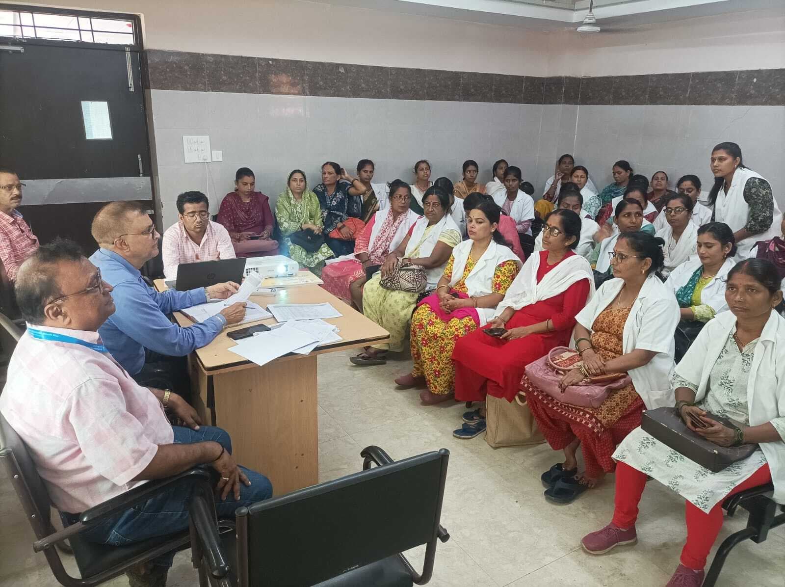 Motihari: स्वास्थ्य उप केंद्र पर किये जा रहे कार्यों की हुई समीक्षा