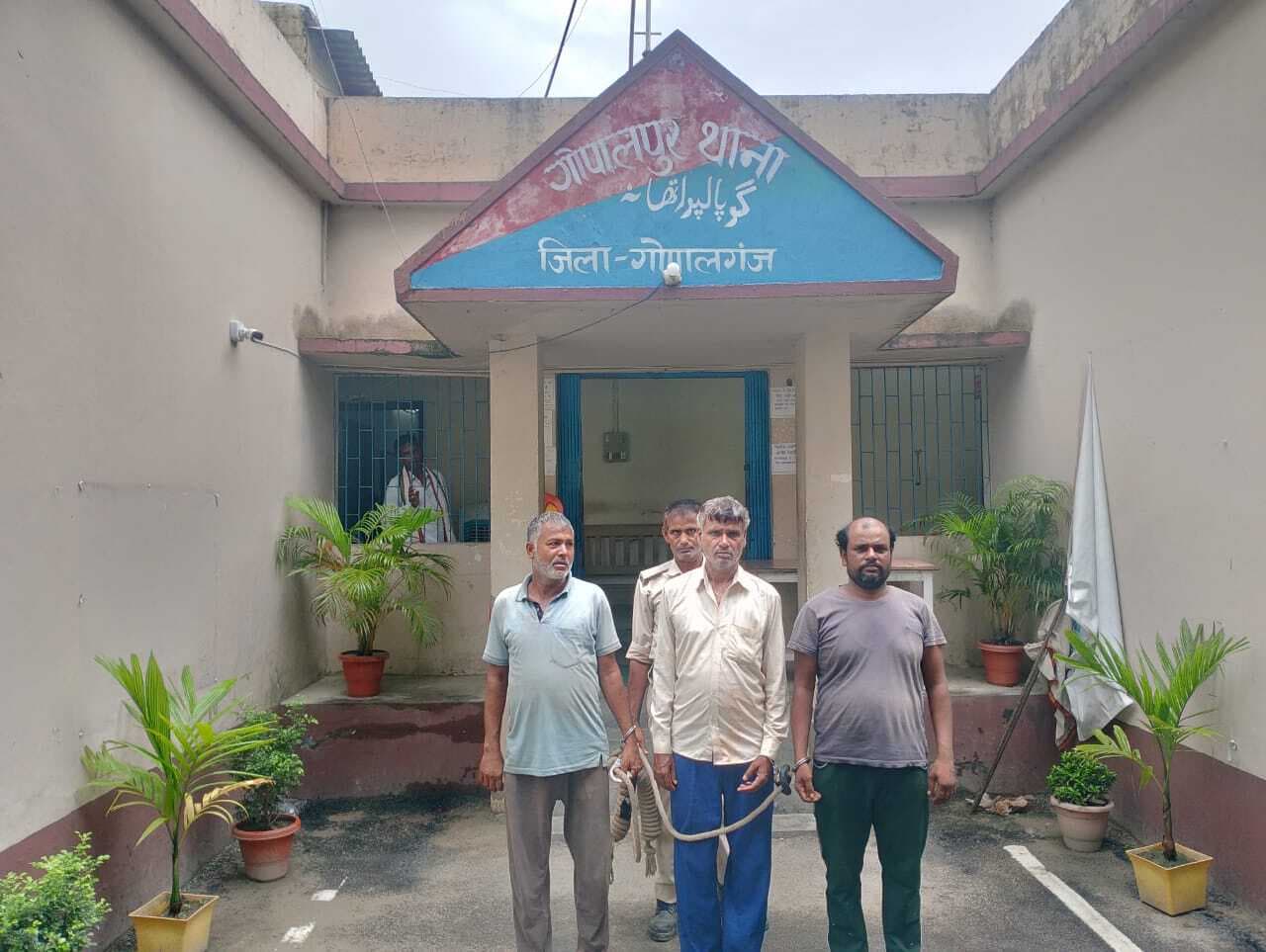 सात मवेशियों के साथ तीन गिरफ्तार, पिकअप जब्त