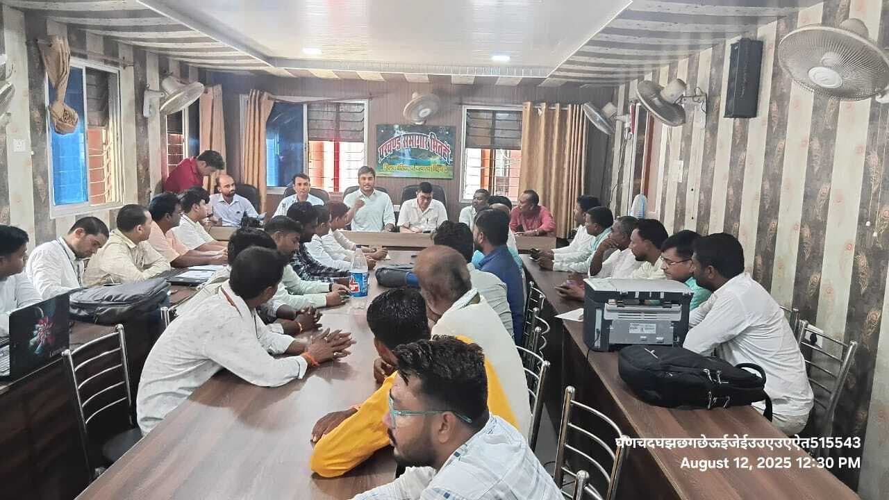 Bettiah : राजस्व महाअभियान कार्यक्रम को सफल बनाने के लिए सीओ ने की बैठक