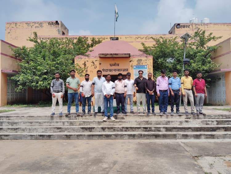 विशेष संविदा सर्वेक्षण कर्मियों ने काली पट्टी बांधकर किया कार्य