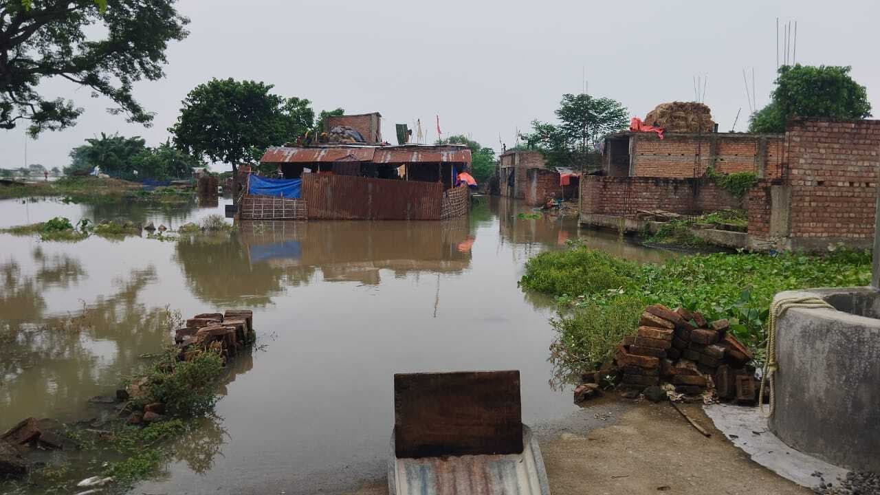 बाढ़. तालझारी अंचल क्षेत्र के निचले इलाकों में घुसा गंगा का पानी