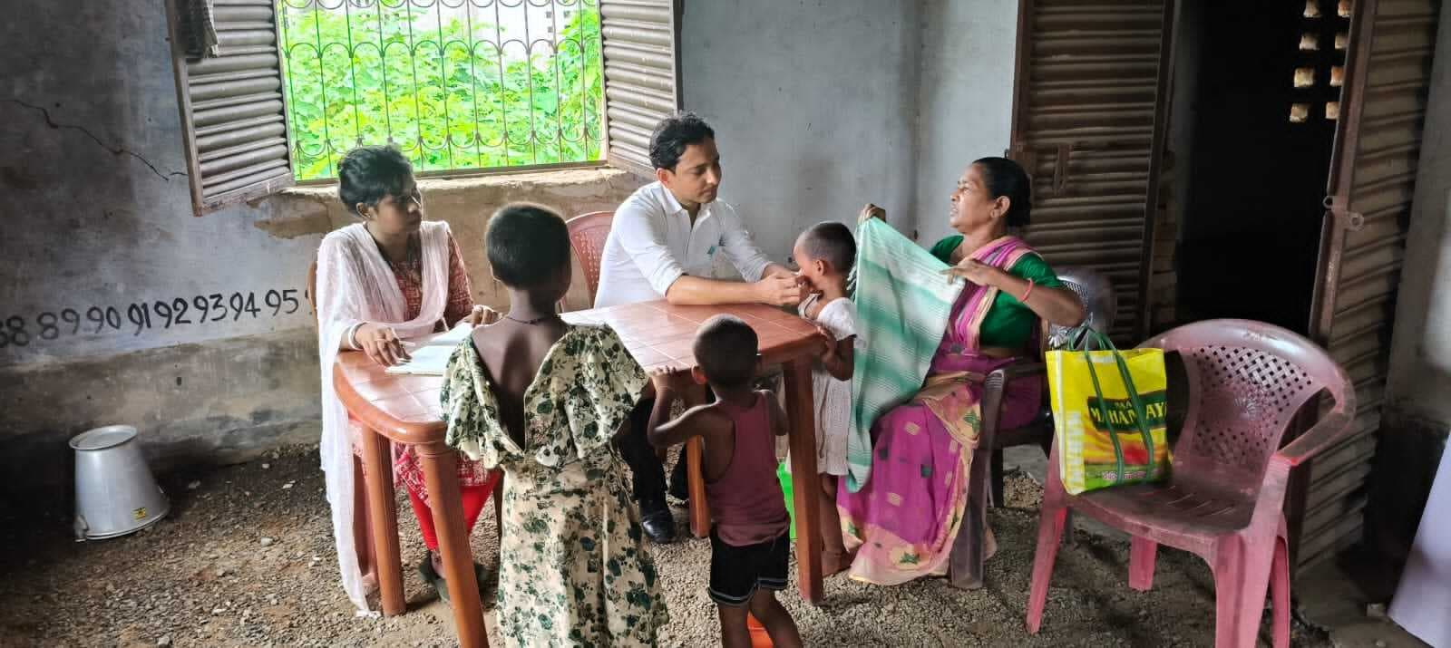 स्वास्थ्य जांच कर बच्चों को दी गयी निशुल्क दवा