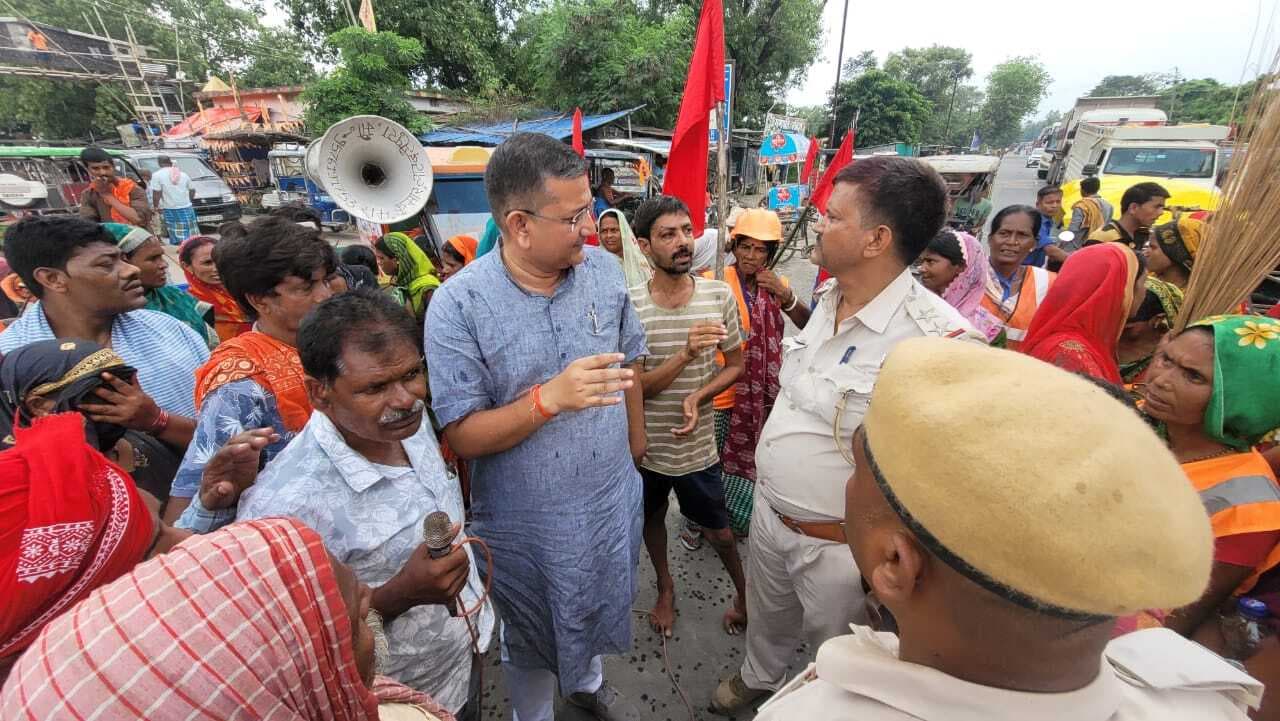 Samastipur News:गंगापुर चौक पर स्वच्छताकर्मियों ने किया सड़क जाम