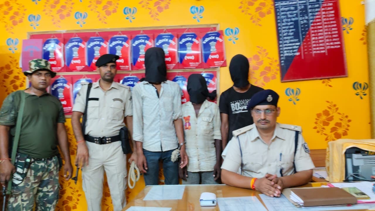 मोबाइल झपटमारी मामले में तीन गिरफ्तार, बाइक व फोन बरामद