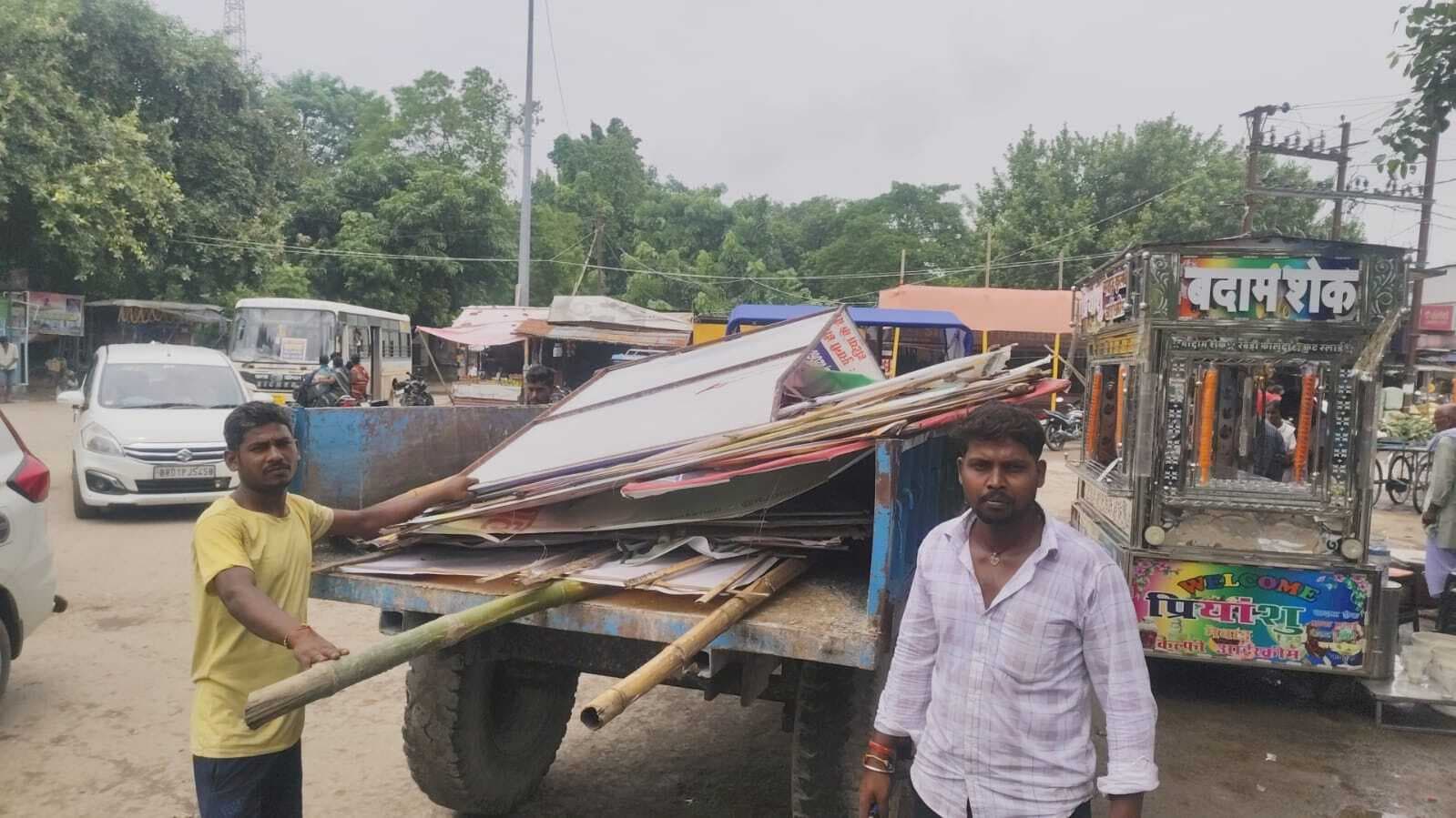 अवैध रूप से लगे 250 से अधिक होर्डिंग पोस्टर नपं ने हटाया