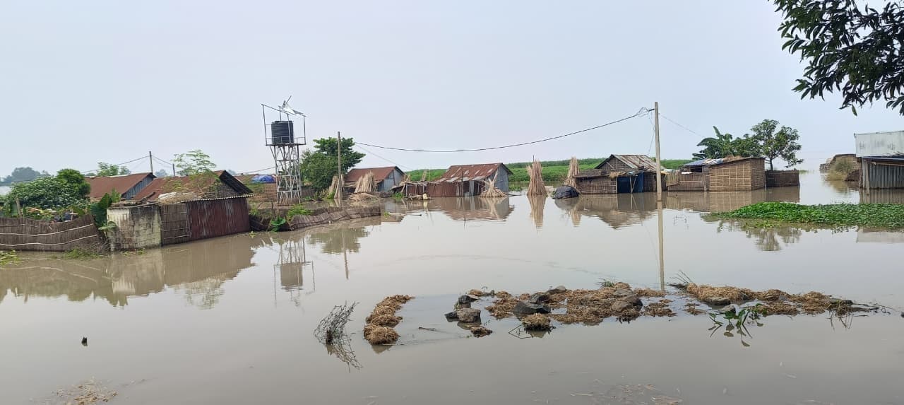 उधवा में बाढ़ से हजारों परिवार प्रभावित, फसल भी बर्बाद
