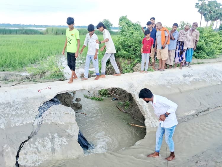 मात्र तीन महीने में ही टूट गयी नहर, किसानों के खेतों में भरने लगा पानी