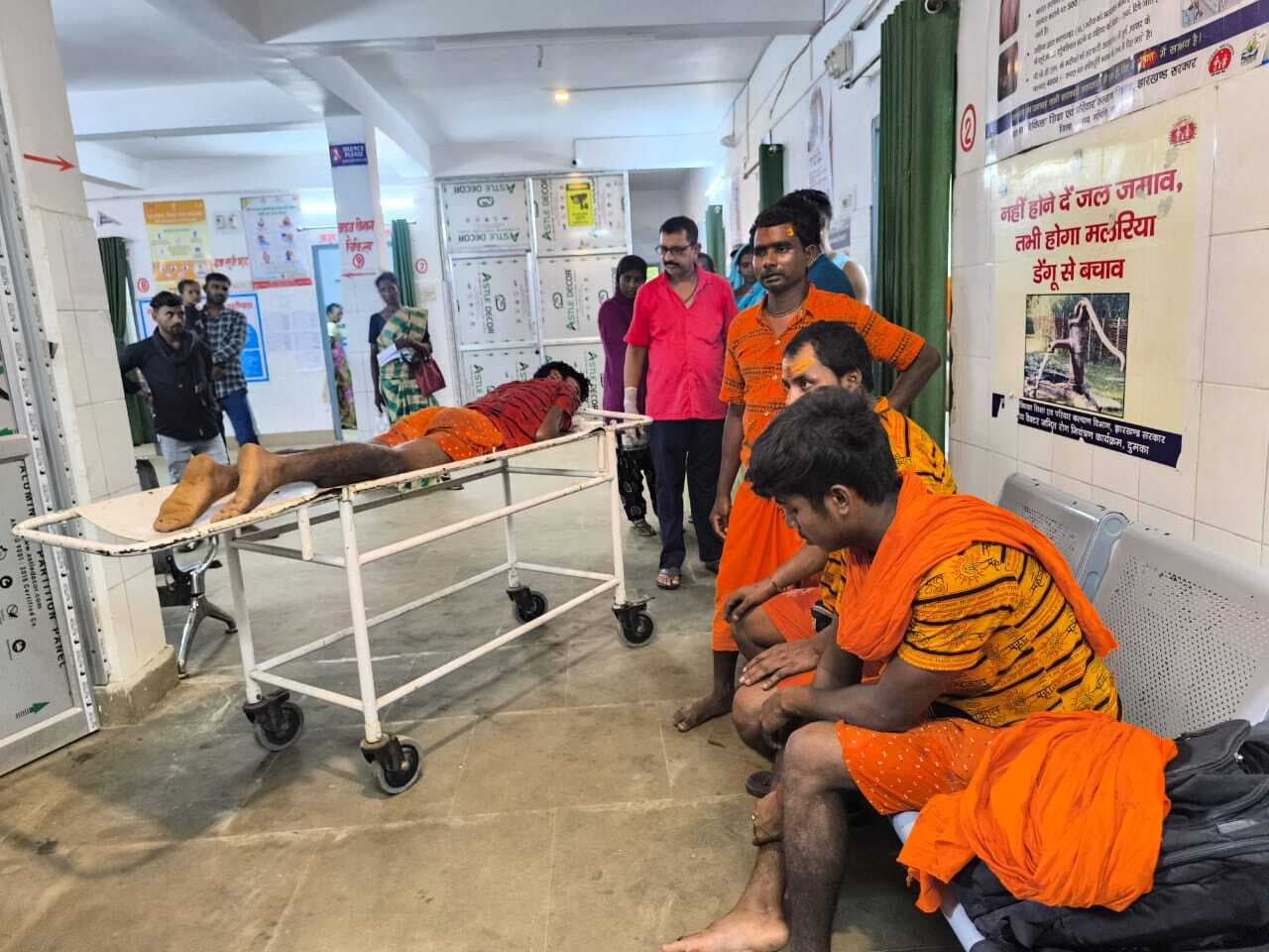 यात्री बस व कार की टक्कर में तीन कांवरिये गंभीर रूप से घायल