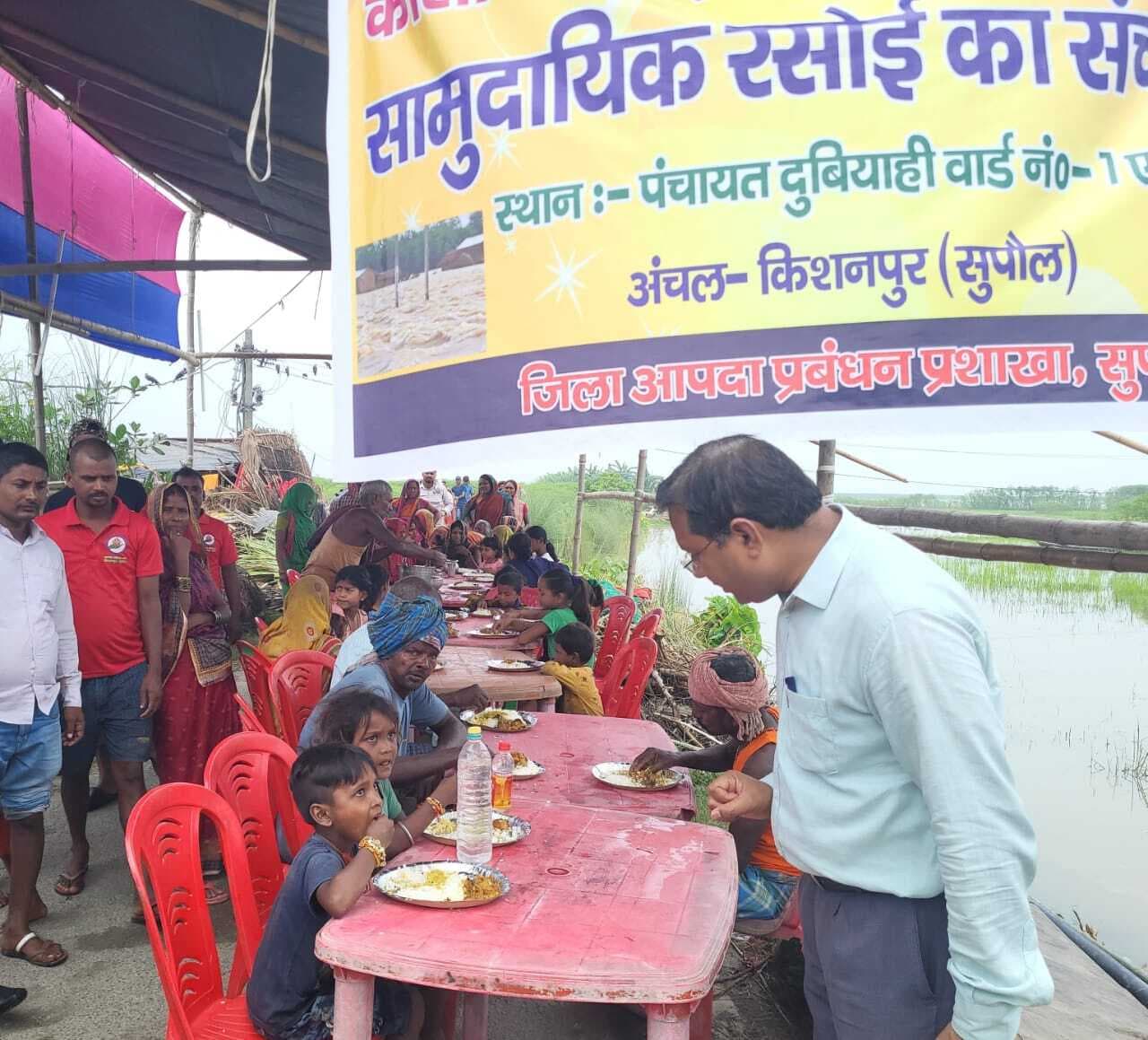 कोसी कटाव से बेलागोट के कई परिवार विस्थापित, एसडीओ ने लिया स्थल का जायजा