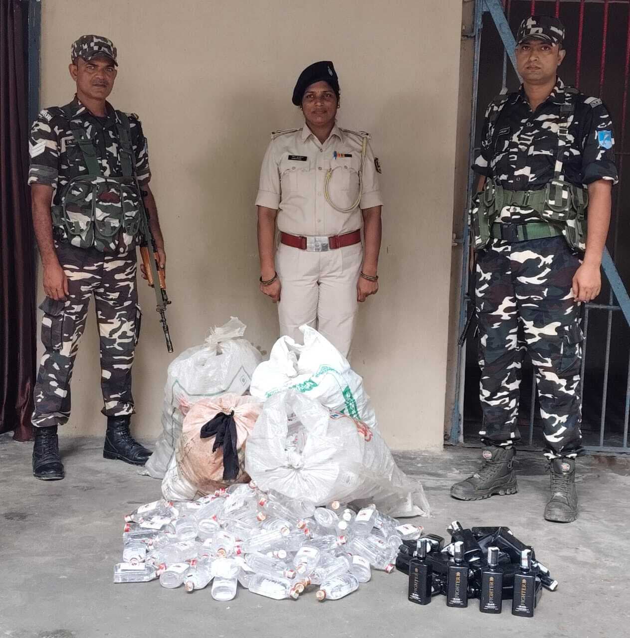 675 बोतल नेपाली शराब बरामद, अंधेरे का लाभ उठाकर तस्कर फरार