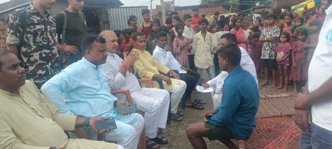 संडा गांव पहुंचे विधायक, शांति और सौहार्द बनाये रखने की अपील