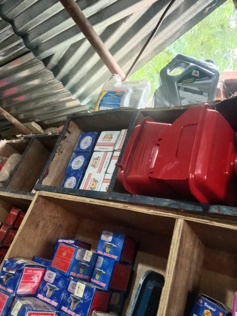 ऑटो मोबाइल दुकान से नकद समेत दो लाख की चोरी