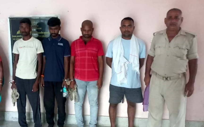 भारी मात्रा में शराब व बीयर के साथ पांच तस्कर गिरफ्तार