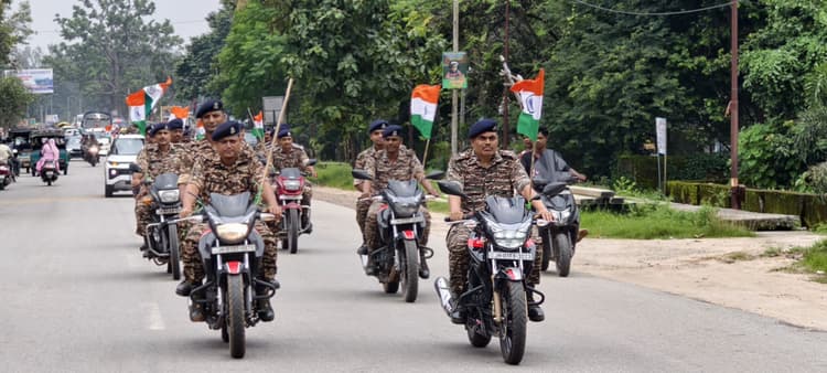 सीआरपीएफ ने निकाली बाइक रैली, लहराया तिरंगा