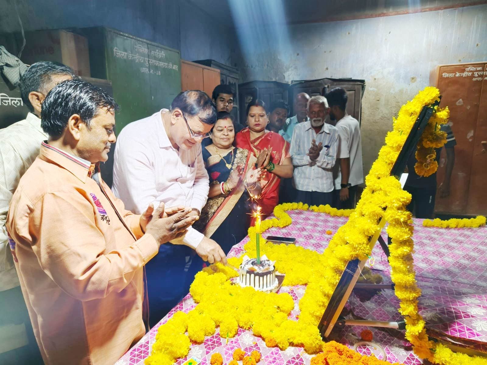 इंटरनेट युग में भी किताबों का महत्व कम नहीं : डीइओ