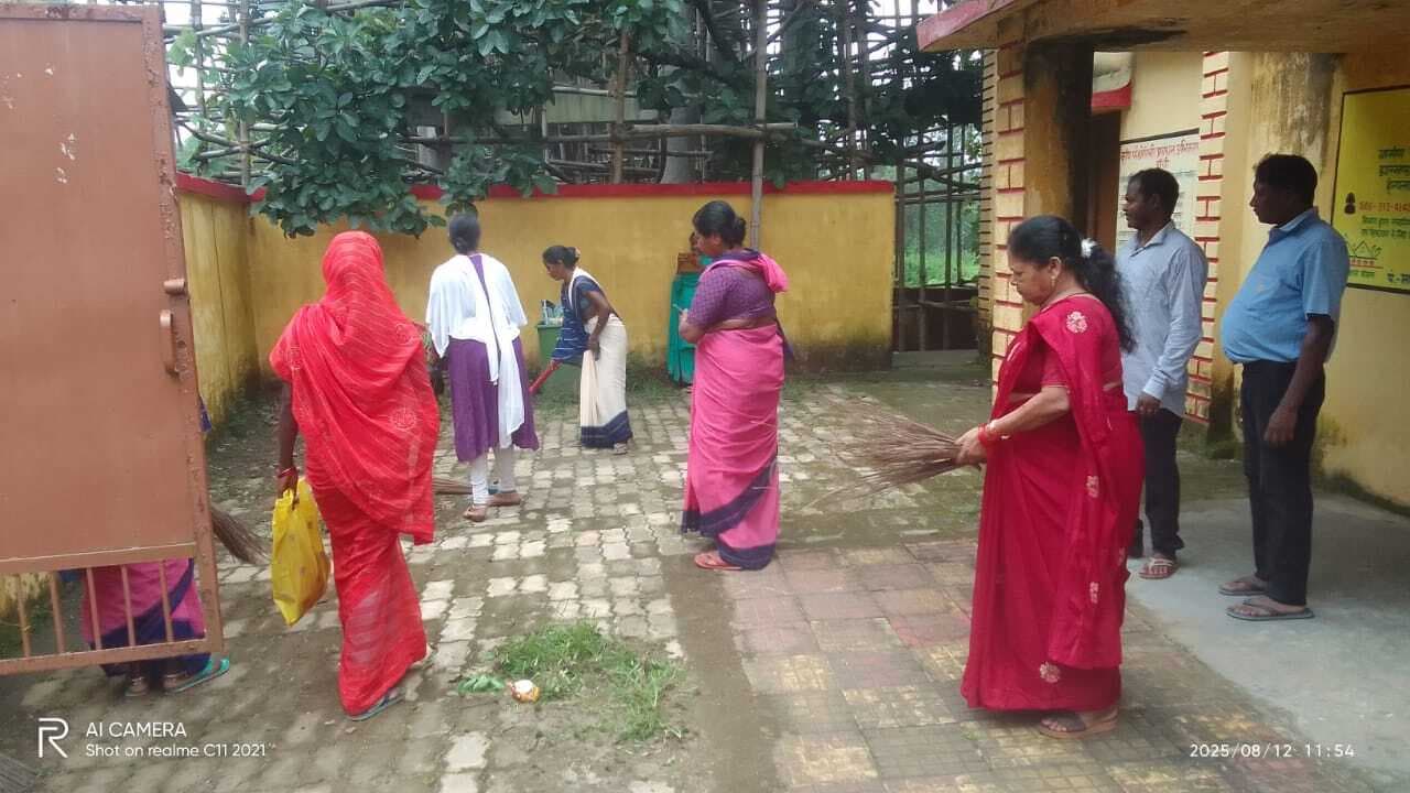 मायापुर पंचायत सचिवालय में चला स्वच्छता अभियान