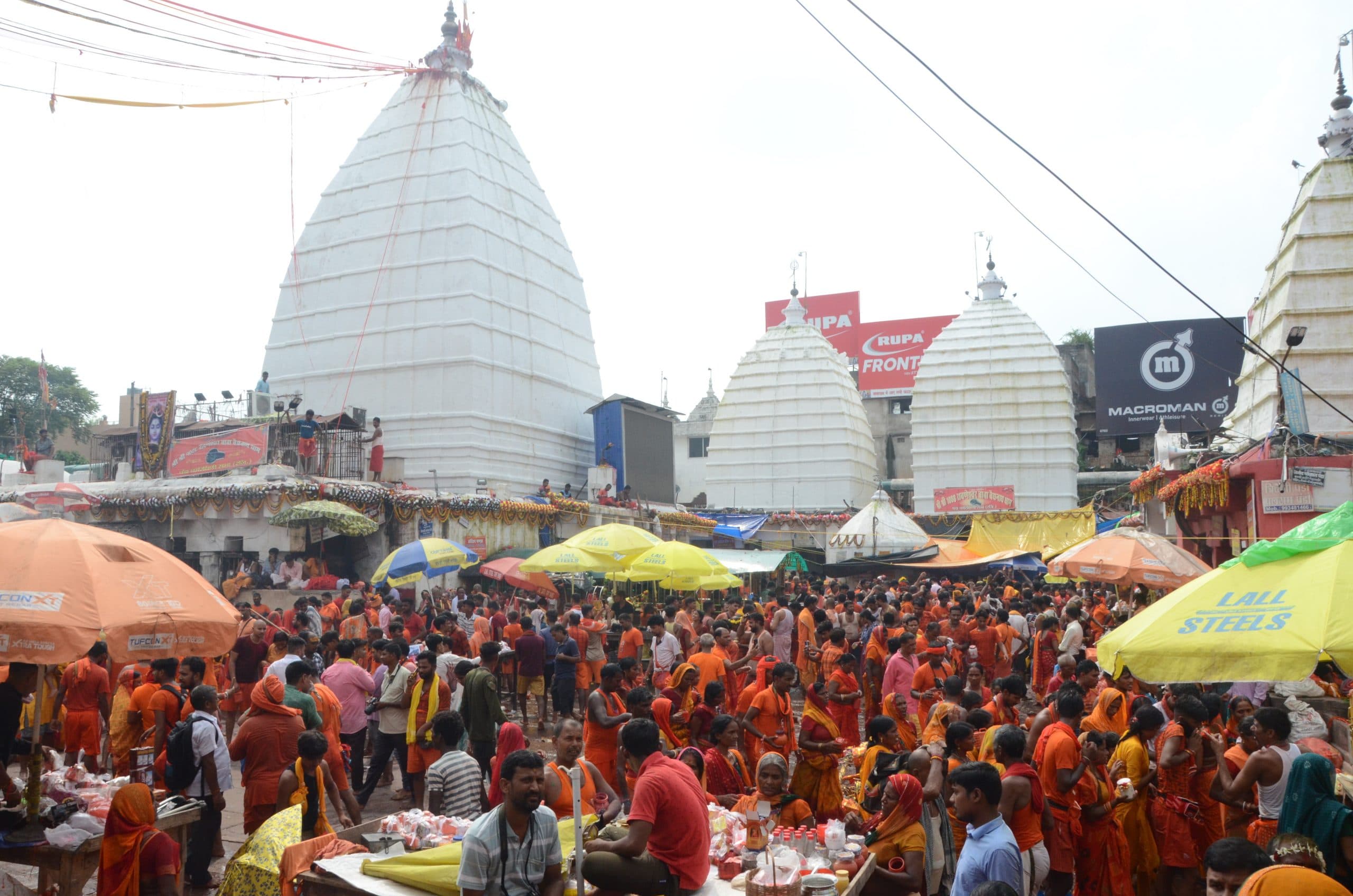 Deoghar news : क्यू कॉम्प्लेक्स से लेकर ओवरब्रिज और संस्कार मंडप तक कांवरियों की रहीं लंबी कतारें