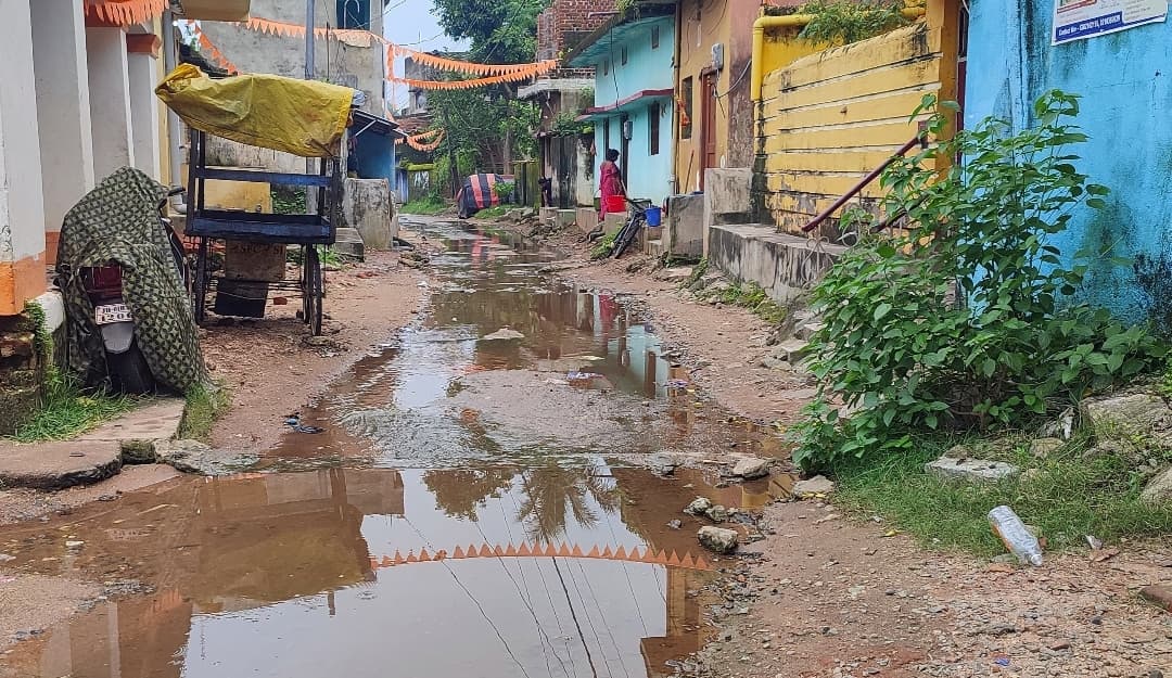 नाली का पानी सड़क पर, परेशानी