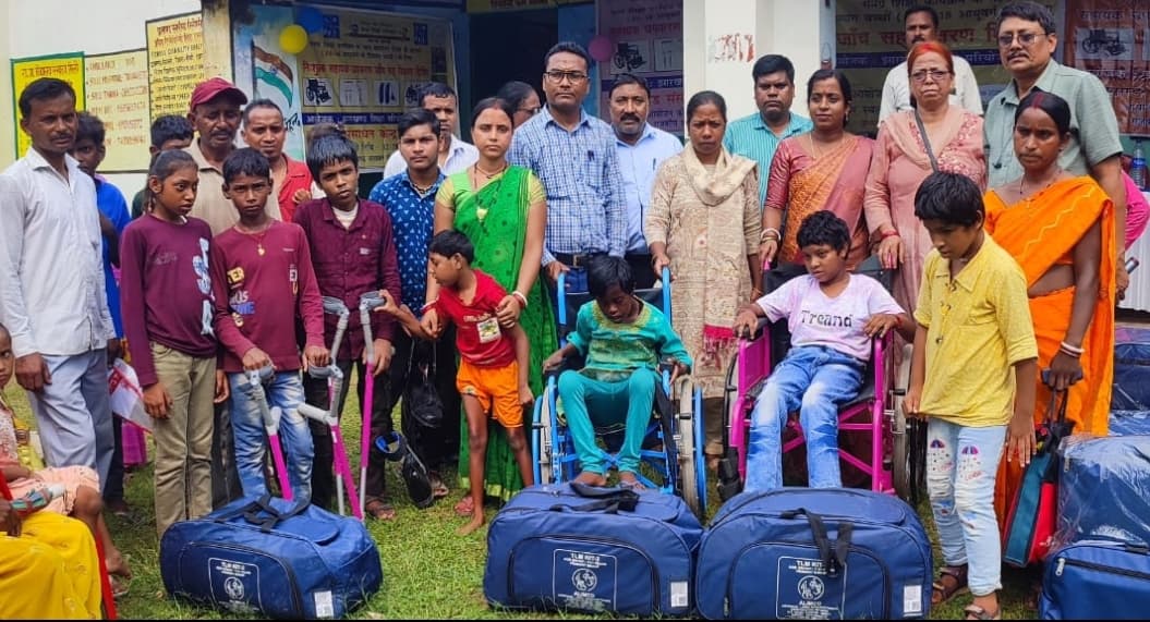 दिव्यागों के बीच उपकरणों का वितरण