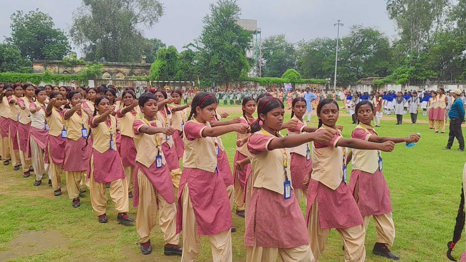 स्वतंत्रता दिवस की तैयारी में जुटे स्कूली बच्चे, परेड का किया रिहर्सल