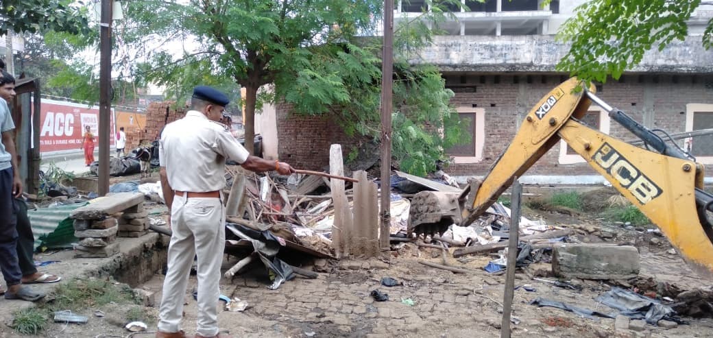 आरपीएफ की बड़ी कार्रवाई, रेलवे की जमीन से 22 अवैध खटाल हटाये